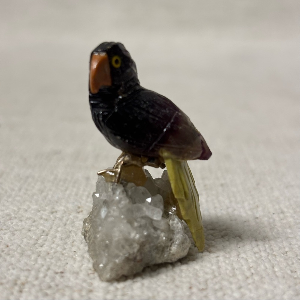Small Stone Parrot Sculpture Carved And Mounted On NaturalQuartz CrystalCluster - Picture 4 of 7